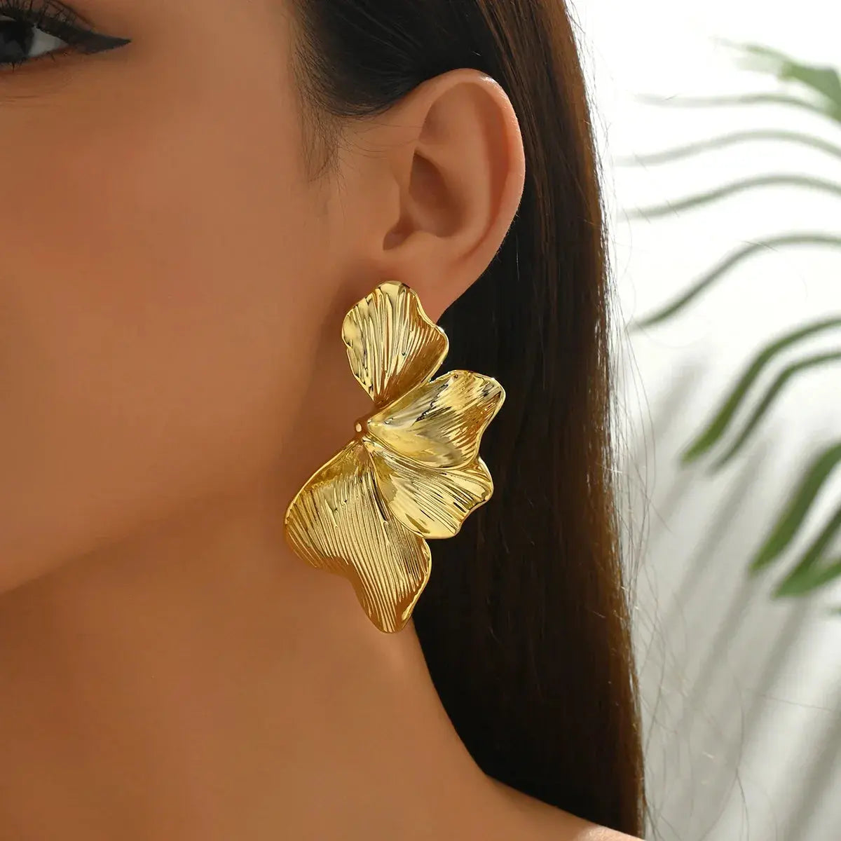 Elegant Leaf Stud Earrings for Everyday Grace-4