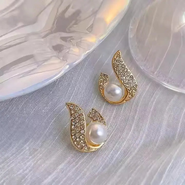 Elegant Teardrop Stud Pearl Earrings-4